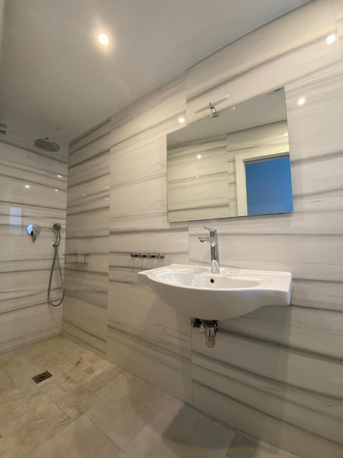 הוילה New Townhouse In The Heart Of Nerja With Jacuzzi מראה חיצוני תמונה